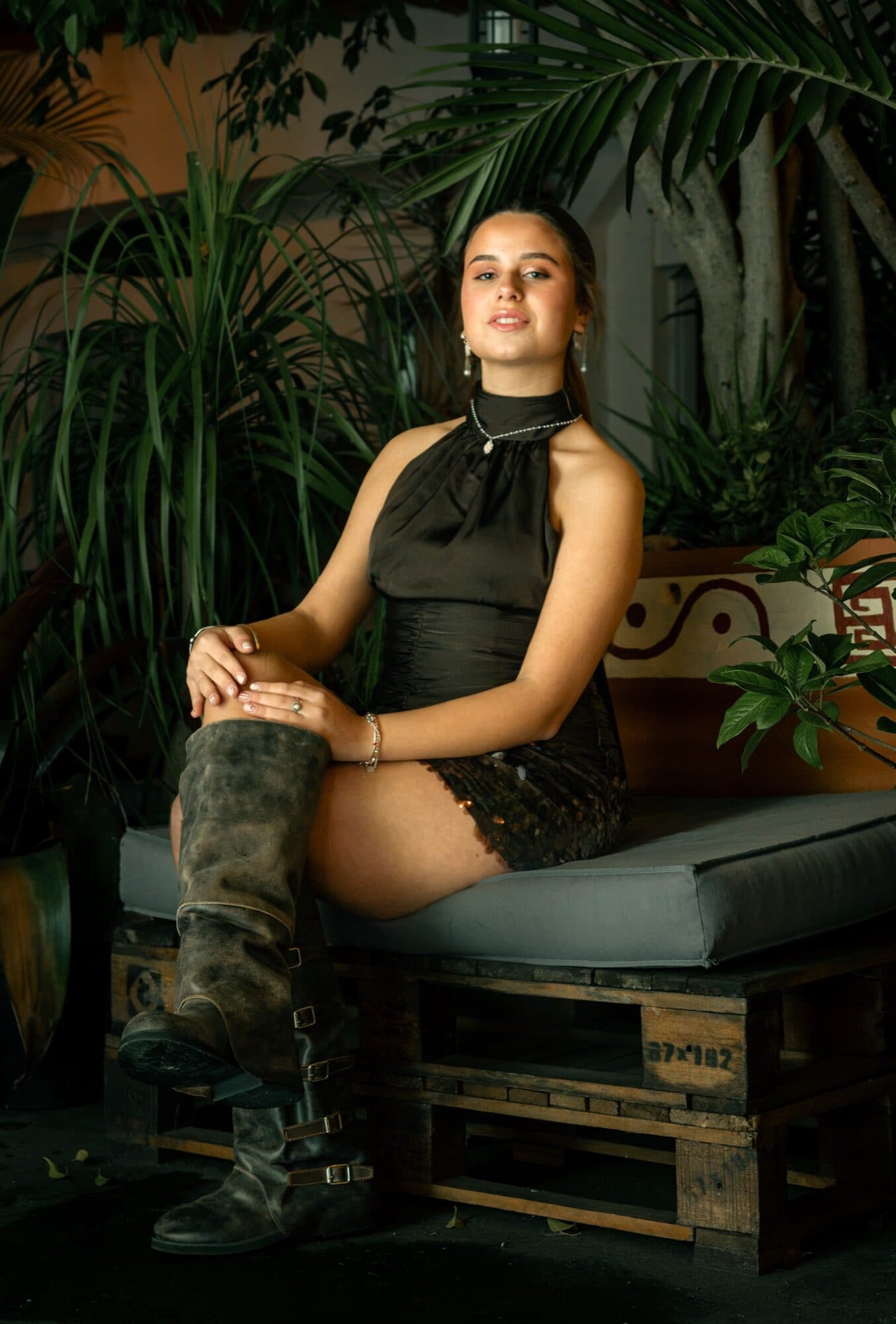 Retrato sentada entre plantas