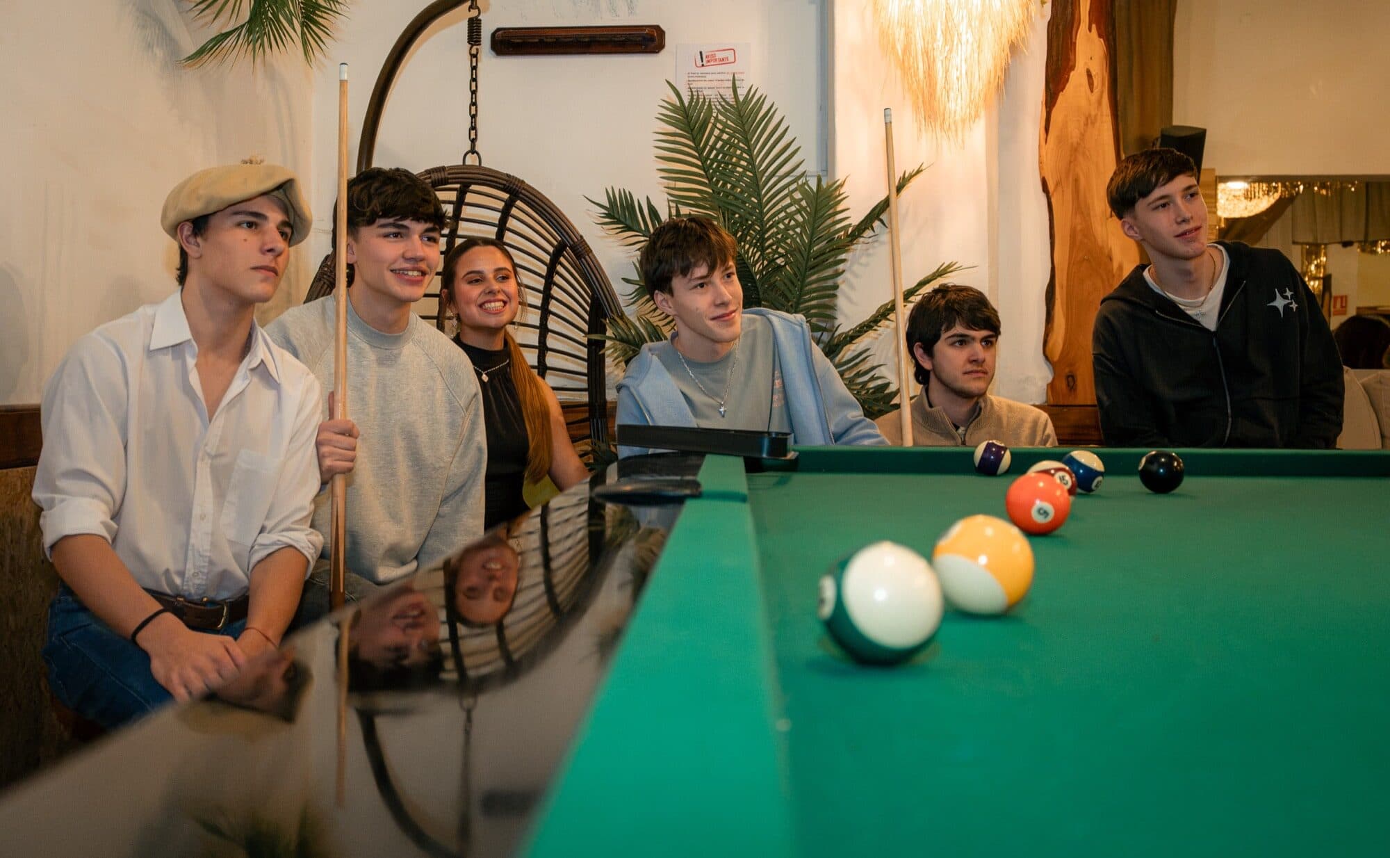 Grupo de amigos en la mesa de pool