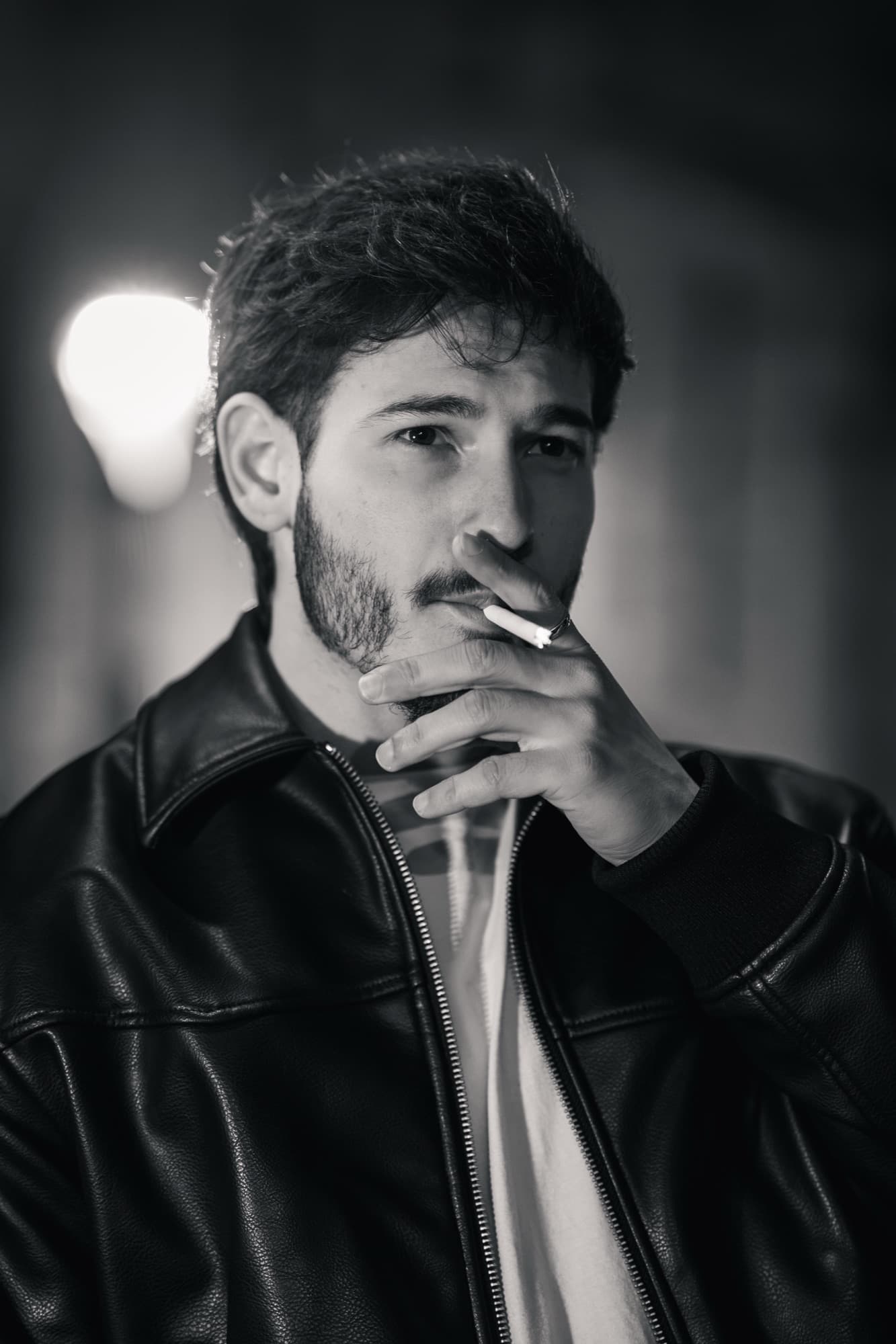 Retrato en blanco y negro bajo la luz de un farol