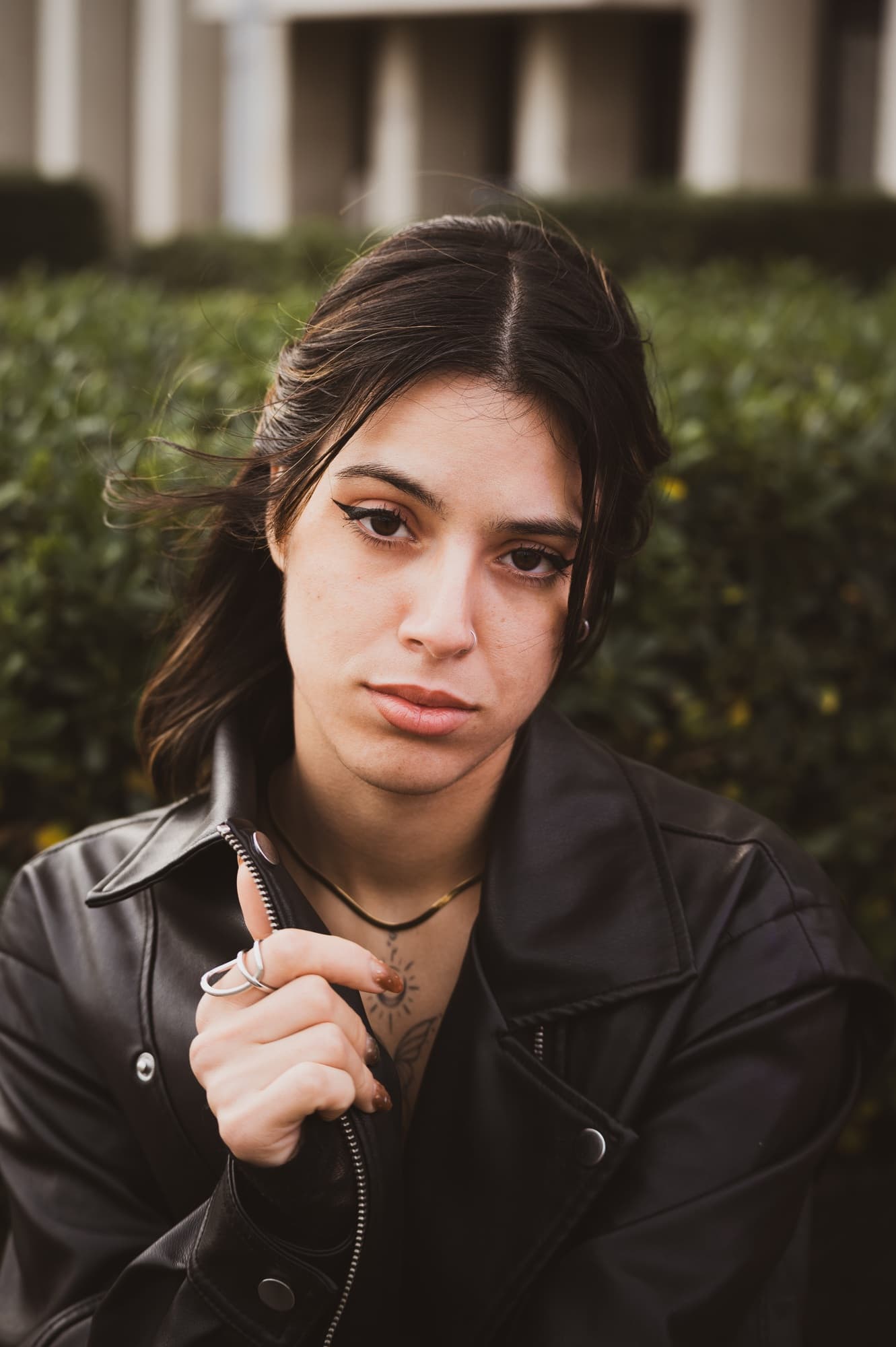 Retrato cercano con campera de cuero y anillos de plata